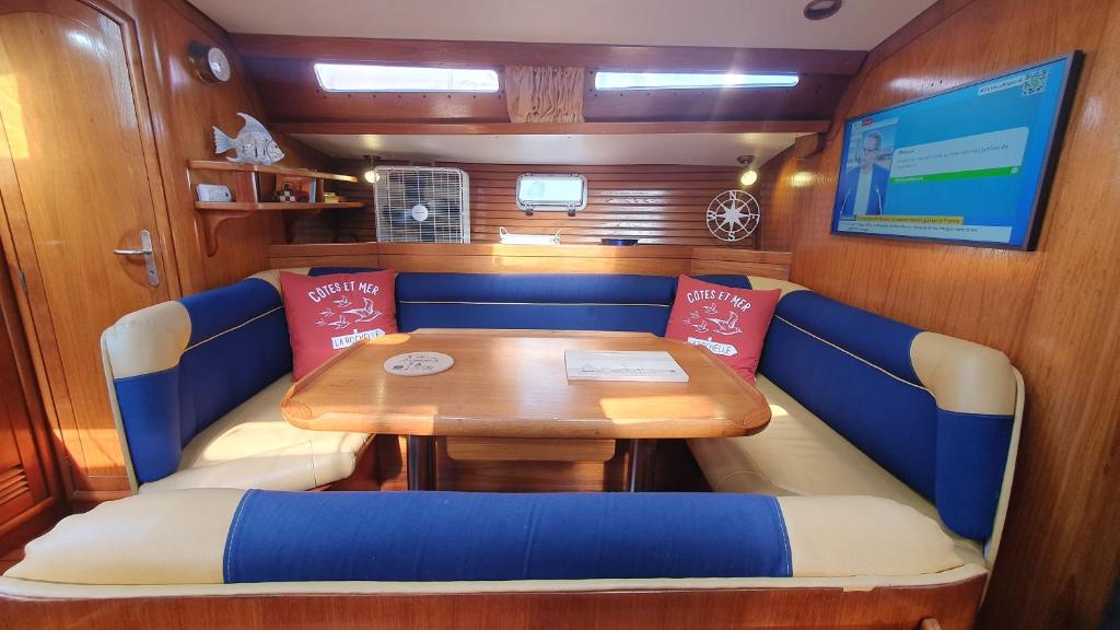 Photo de la galerie de l'établissement Coriandre 2 - Dormir sur un grand voilier 9 personnes By Nuits au Port, à La Rochelle