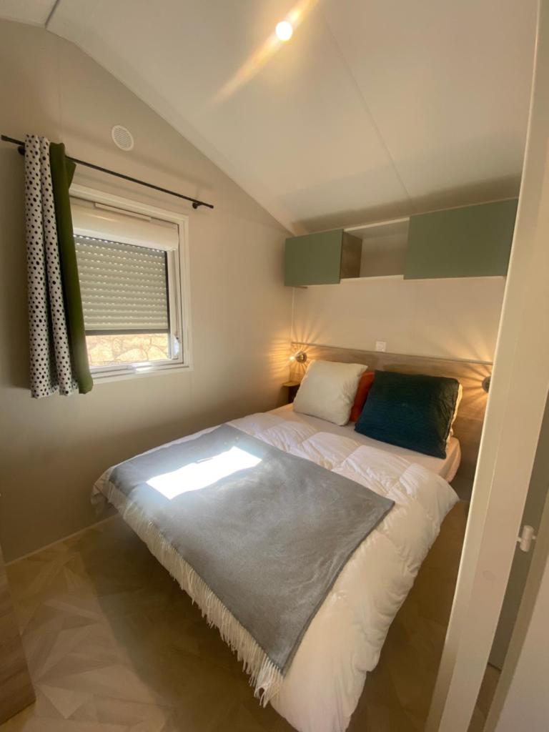 un lit dans une petite pièce avec une fenêtre dans l'établissement My Sweet Lodge, à Saint-Raphaël 37 autres photos