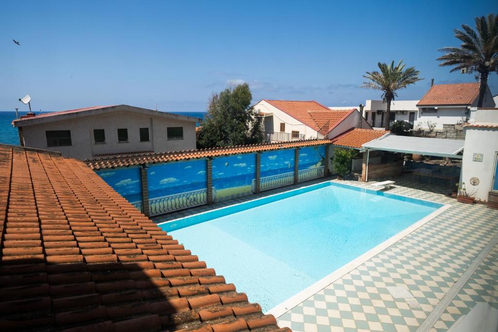 une piscine au sommet d'une maison dans l'établissement Oasi Azzurra, à Messina