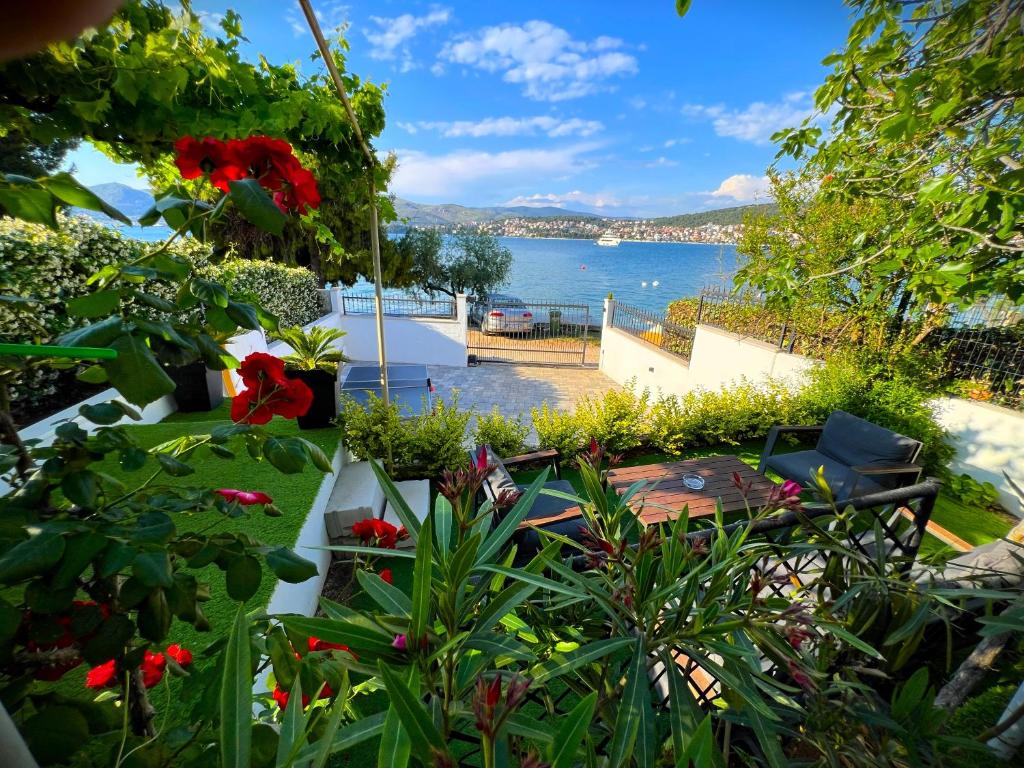 Beach Holiday home with private jacuzzi & parking 1