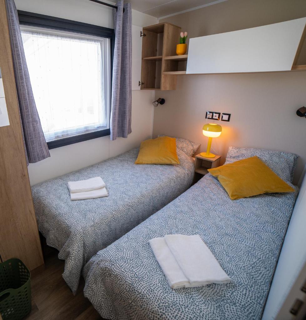 deux lits jumeaux dans une chambre avec fenêtre dans l'établissement La Belle au Bois Normand, à Litteau 25 autres photos