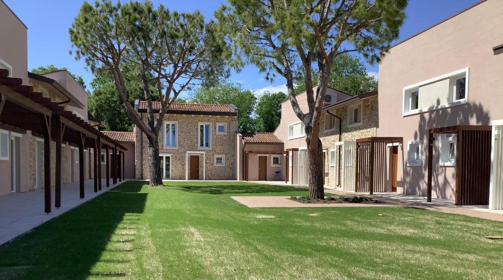 une pelouse vide devant un bâtiment dans l'établissement Residence Duna Rossa - Family Friendly, à Duna Verde