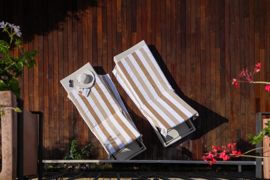 une paire de parapluies accrochés à une clôture dans l'établissement Villa Antonella, à Vico Equense