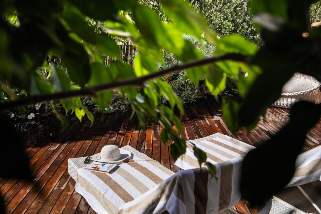 une table de pique-nique avec un chapeau et une serviette dessus dans l'établissement Villa Antonella, à Vico Equense 44 autres photos