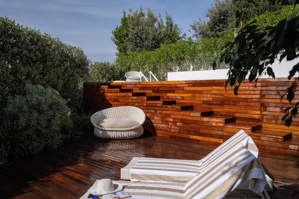 d'une terrasse avec 2 chaises et une clôture en bois. dans l'établissement Villa Antonella, à Vico Equense