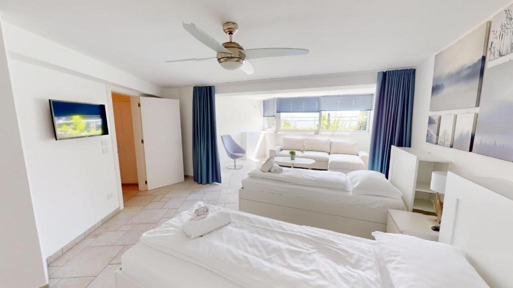 une chambre avec deux lits et un salon dans l'établissement Villa Flora, à Manerba del Garda 58 autres photos