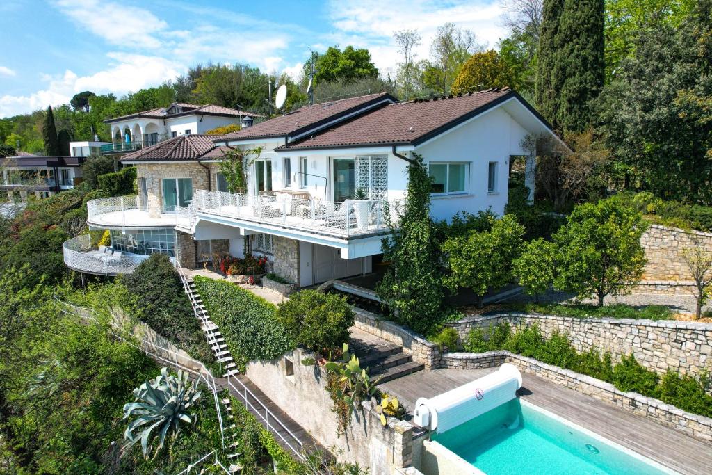 une vue aérienne d'une maison avec piscine dans l'établissement Villa Flora, à Manerba del Garda