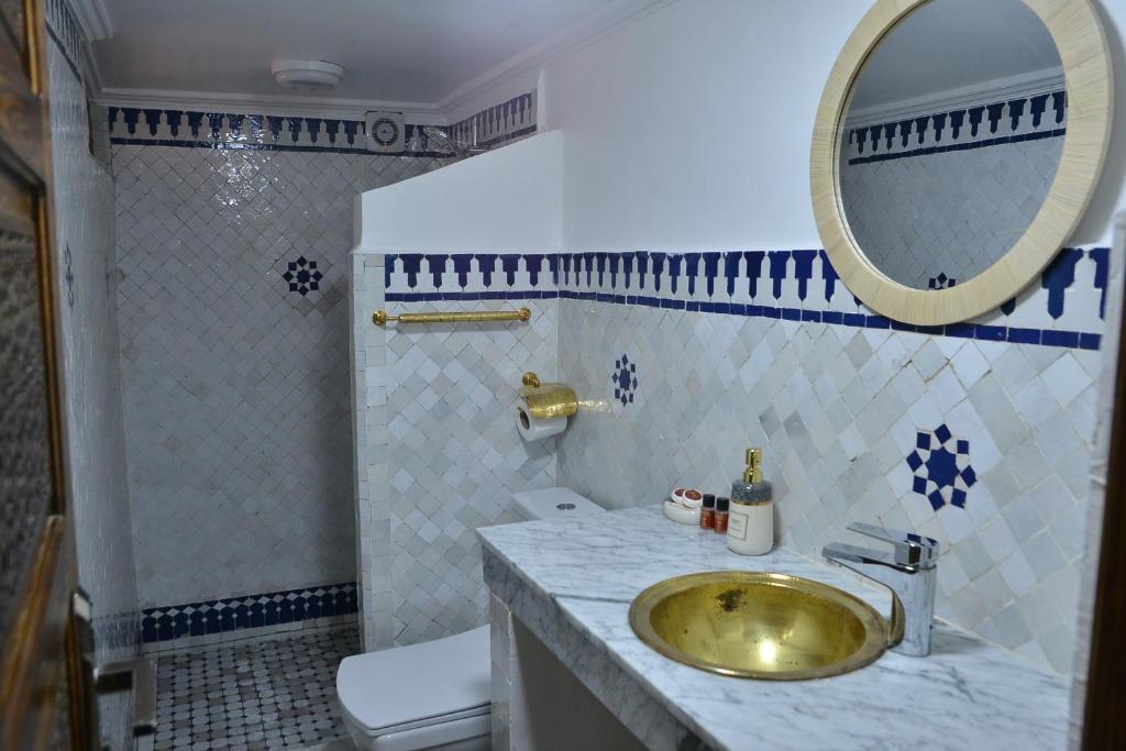 une salle de bain avec un lavabo et un miroir dans l'établissement Riad Diamant Bleu, à Fès