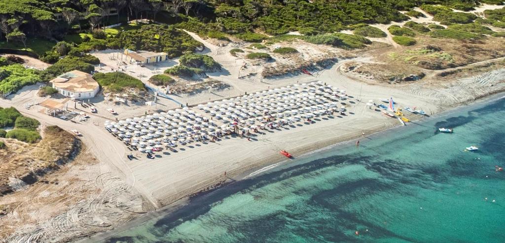 une vue aérienne d'une plage avec un tas de bateaux amarrés dans l'établissement Residence with swimming-pool in Arborea just 300 meters from the beach, à Arborea