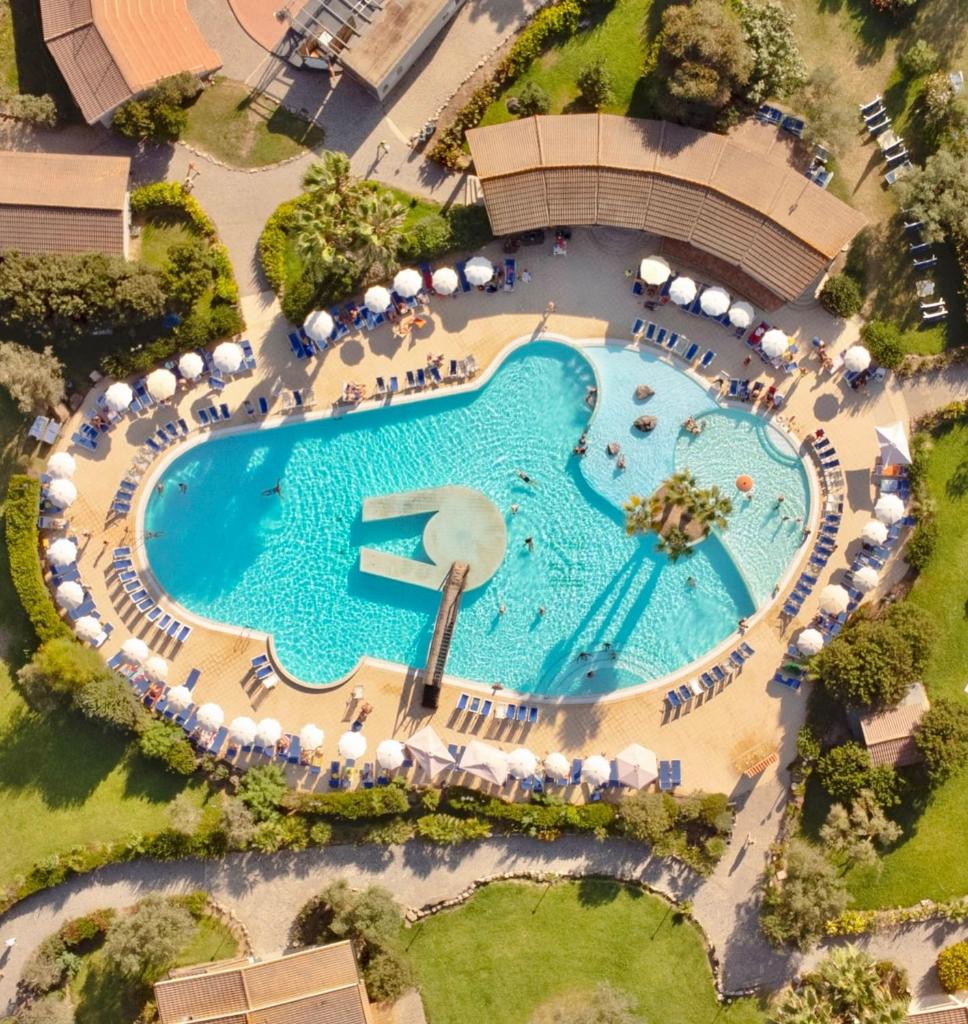 une vue aérienne d'une piscine dans un complexe hôtelier dans l'établissement Residence with swimming-pool in Arborea just 300 meters from the beach, à Arborea