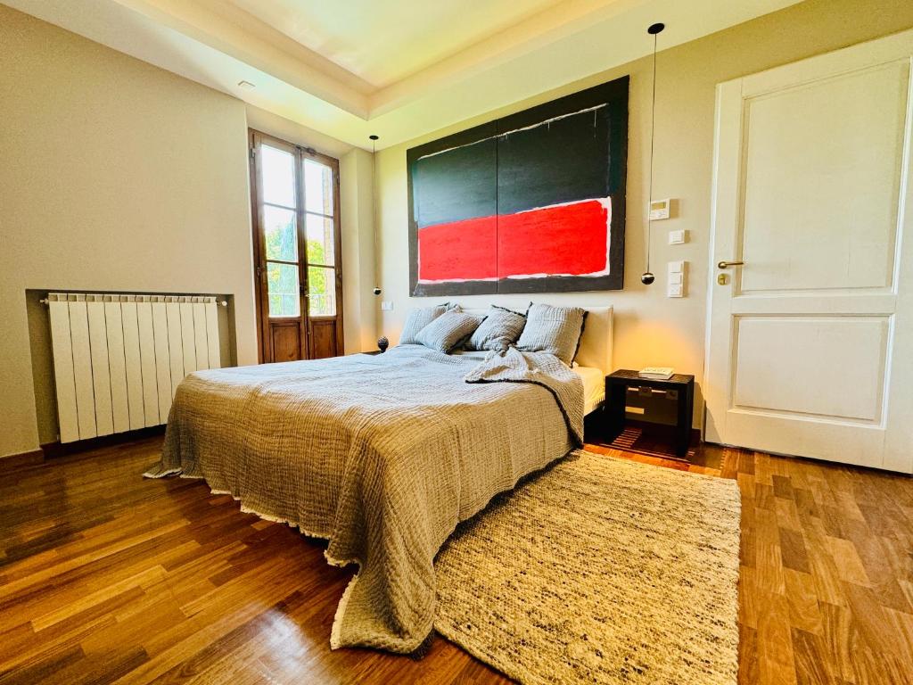 une chambre avec un grand lit et un tapis dans l'établissement Libertas Tuscan Hideaway, à San Sano