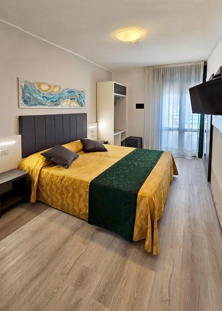 une chambre avec un grand lit dans une pièce dans l'établissement Hotel Panorama, à Lido di Jesolo 69 autres photos
