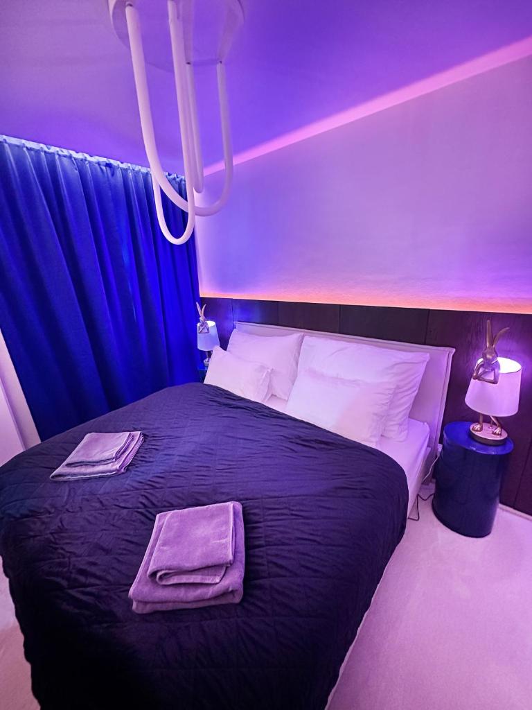 Ambient lounge with sundeck and free parking 5