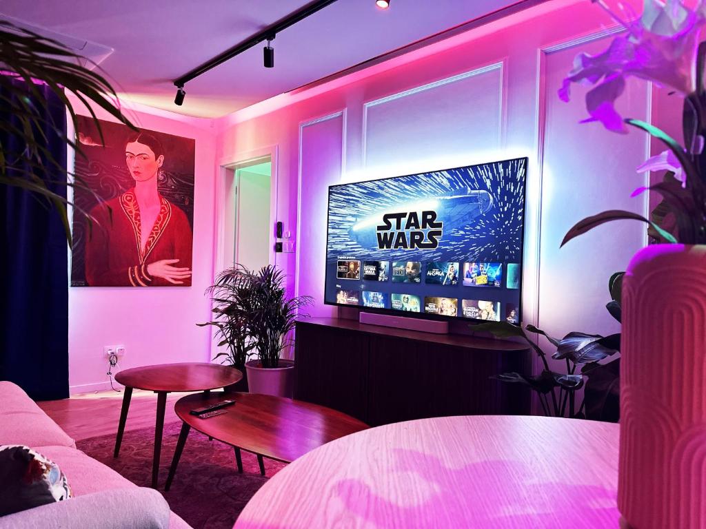 Ambient lounge with sundeck and free parking 1