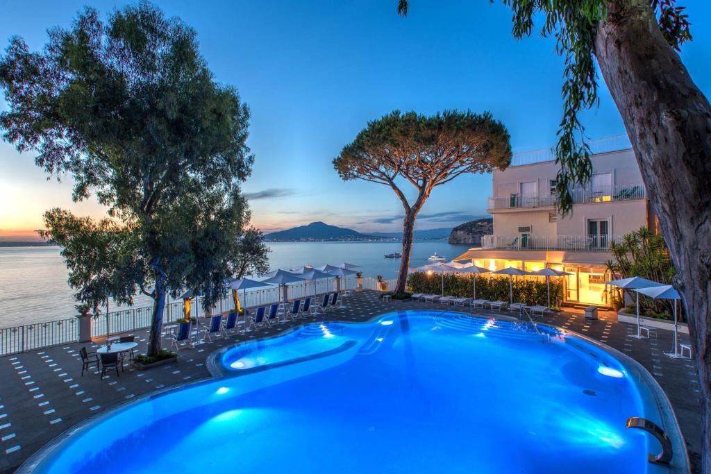 une grande piscine avec vue sur l'eau dans l'établissement Grand Hotel Riviera, à Sorrente