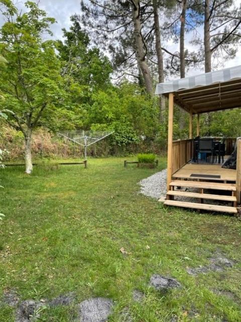 - un pavillon avec une table et des chaises dans la cour dans l'établissement GHVacances Le PiPiou, à Parentis-en-Born