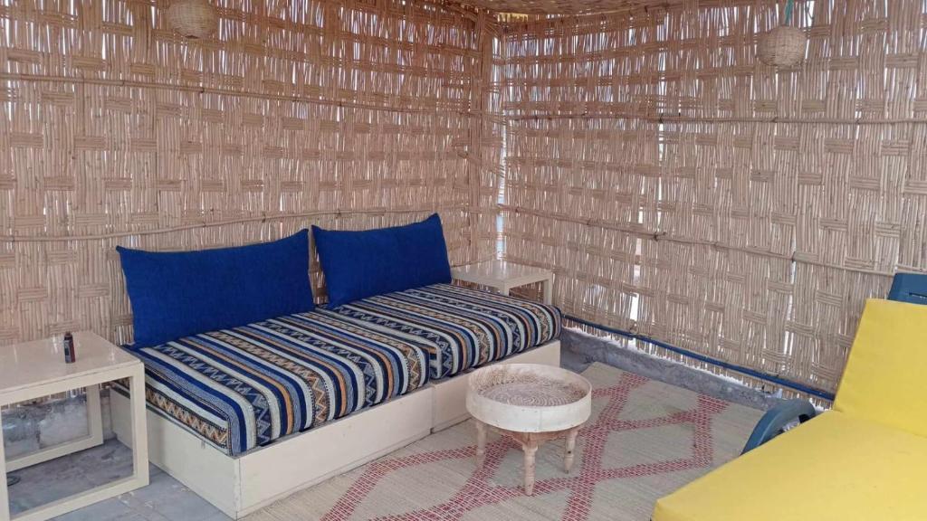 une petite pièce avec un lit et une table dans l'établissement Riad Les Jardins des Lilas, à Marrakech