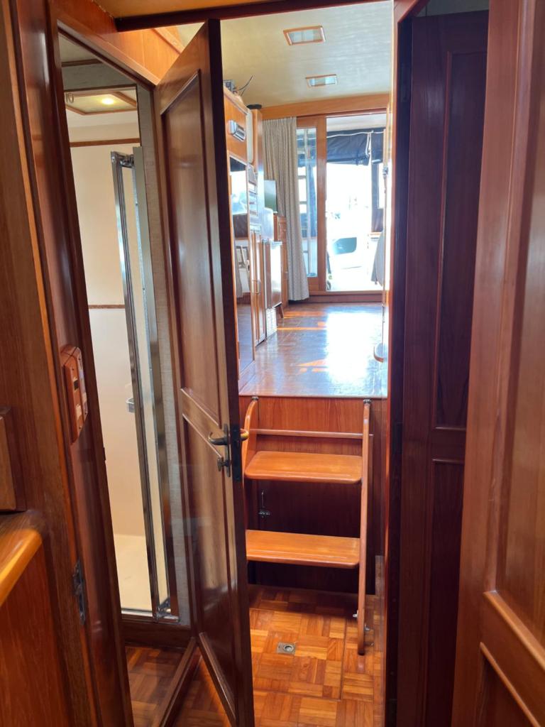 une porte ouverte menant à un couloir avec un escalier dans l'établissement Yacht Moineau VI, à Deauville