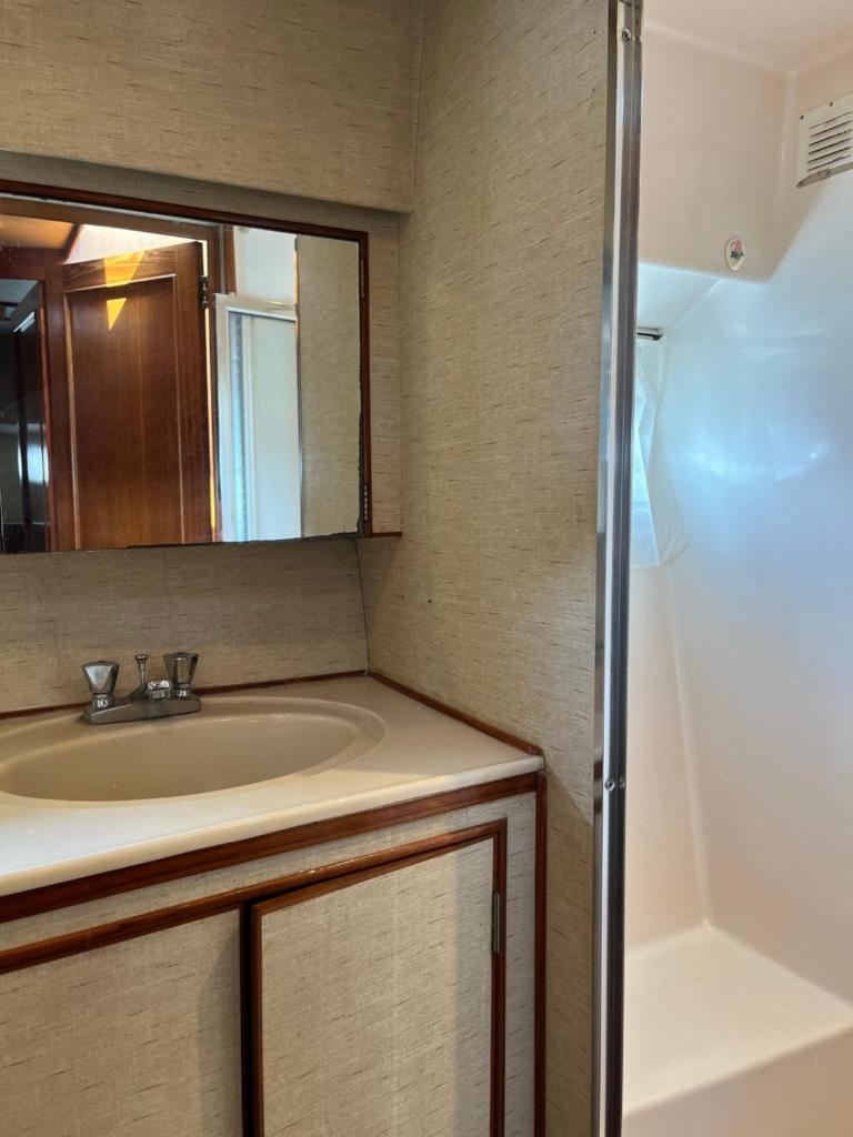 une salle de bain avec un lavabo et un miroir dans l'établissement Yacht Moineau VI, à Deauville