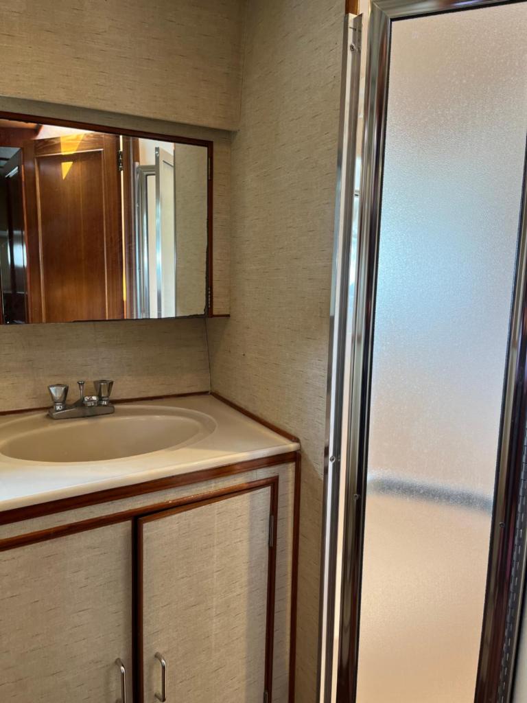 La salle de bains est pourvue d'un lavabo, d'un miroir et d'un réfrigérateur. dans l'établissement Yacht Moineau VI, à Deauville