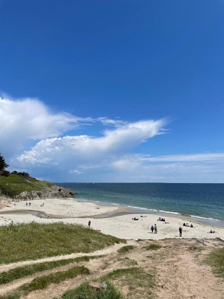 un groupe de personnes sur une plage près de l'océan dans l'établissement Mobilhome 6 pers au Domaine de Kerlann, à Pont-Aven