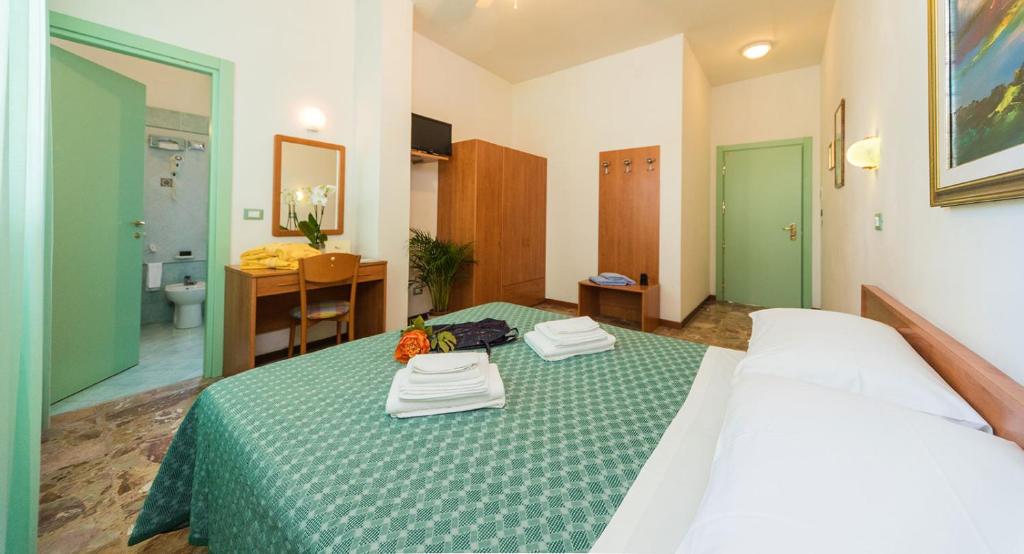 une chambre avec un lit avec deux serviettes dessus dans l'établissement RESORT BAMBY, à Cervia