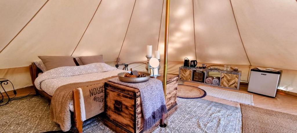 Photo de la galerie de l'établissement Luxury Bell Tent at Camping La Fortinerie, à Mouliherne