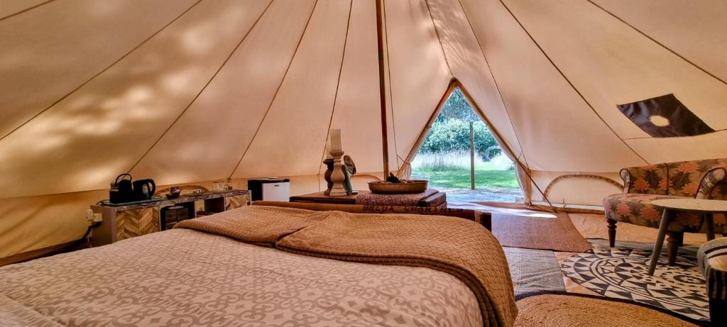 Photo de la galerie de l'établissement Luxury Bell Tent at Camping La Fortinerie, à Mouliherne 14 autres photos