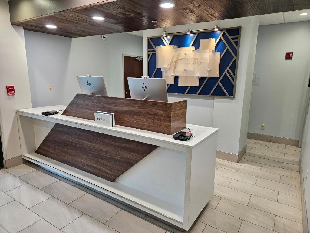 Holiday Inn Express Hotel & Suites Cincinnati-Blue Ash, an IHG Hotel Image
