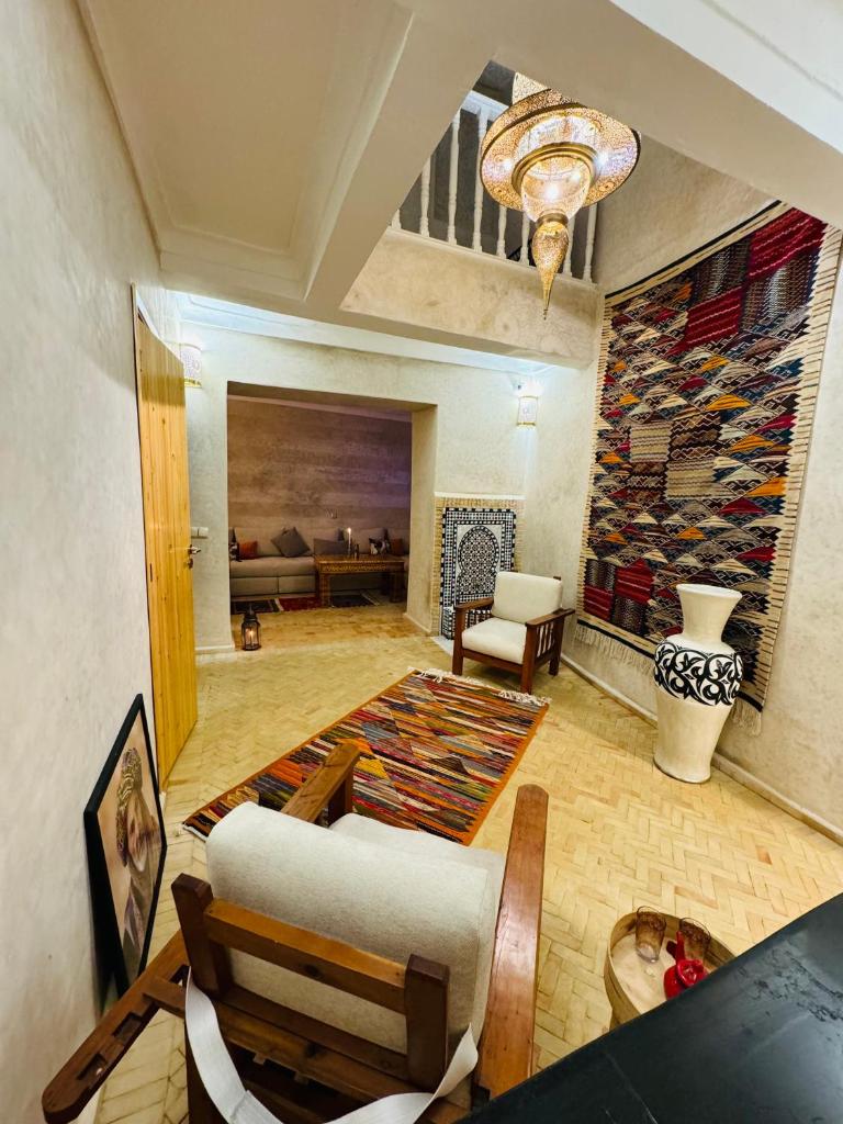 un salon avec un canapé et une cheminée dans l'établissement Riad Babette, à Essaouira