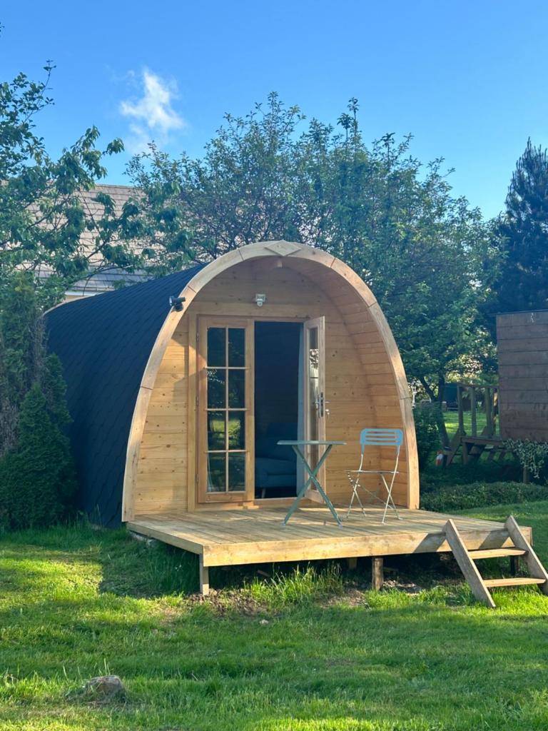 une tente dôme avec une table sur une terrasse dans l'établissement La pod de mon jardin, à Prix-lès-Mézières