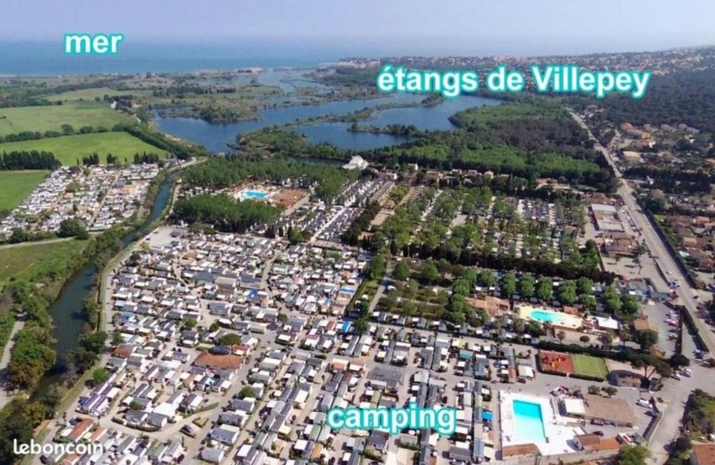 une vue aérienne d'une ville avec une rivière dans l'établissement Europcamping Mobil-home Climatisé, à Fréjus