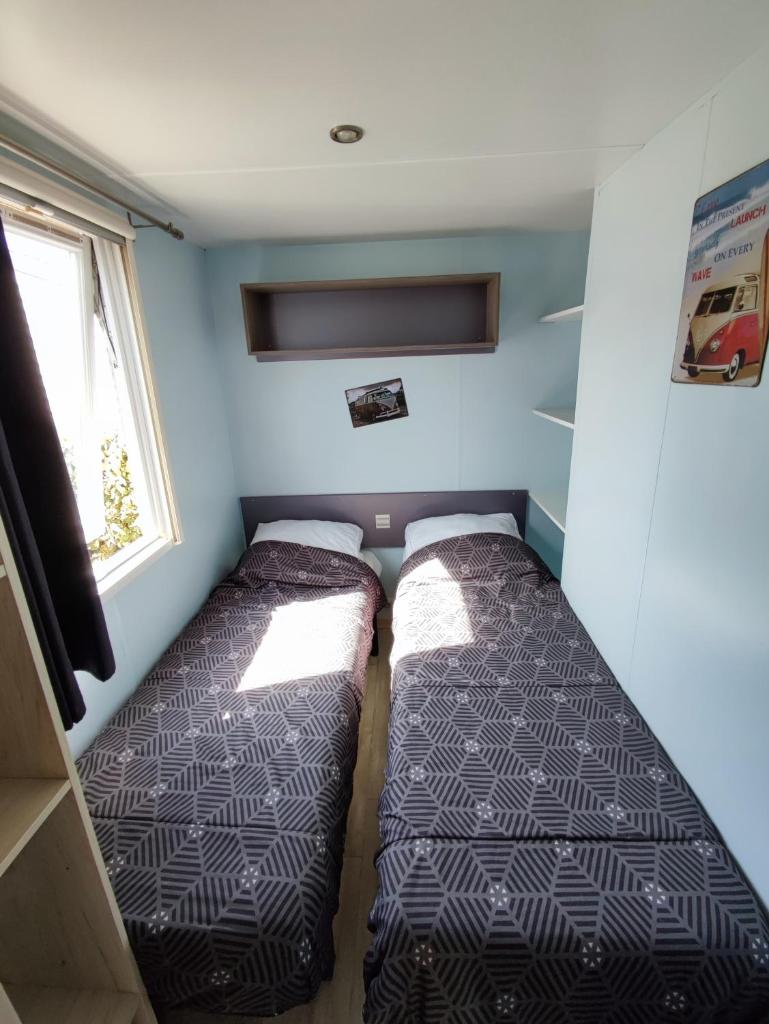- une chambre avec 2 lits dans une petite pièce dans l'établissement Europcamping Mobil-home Climatisé, à Fréjus 13 autres photos