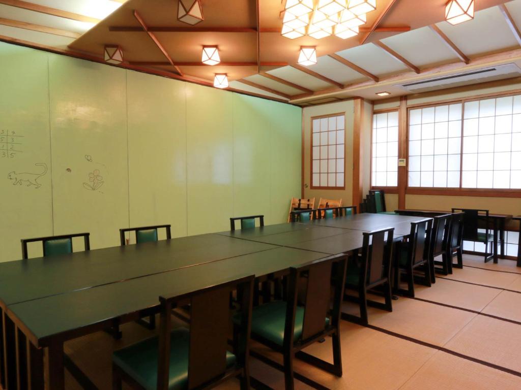Cette grande chambre comprend une grande table et des chaises. dans l'établissement Mitake, à Hakone 79 autres photos