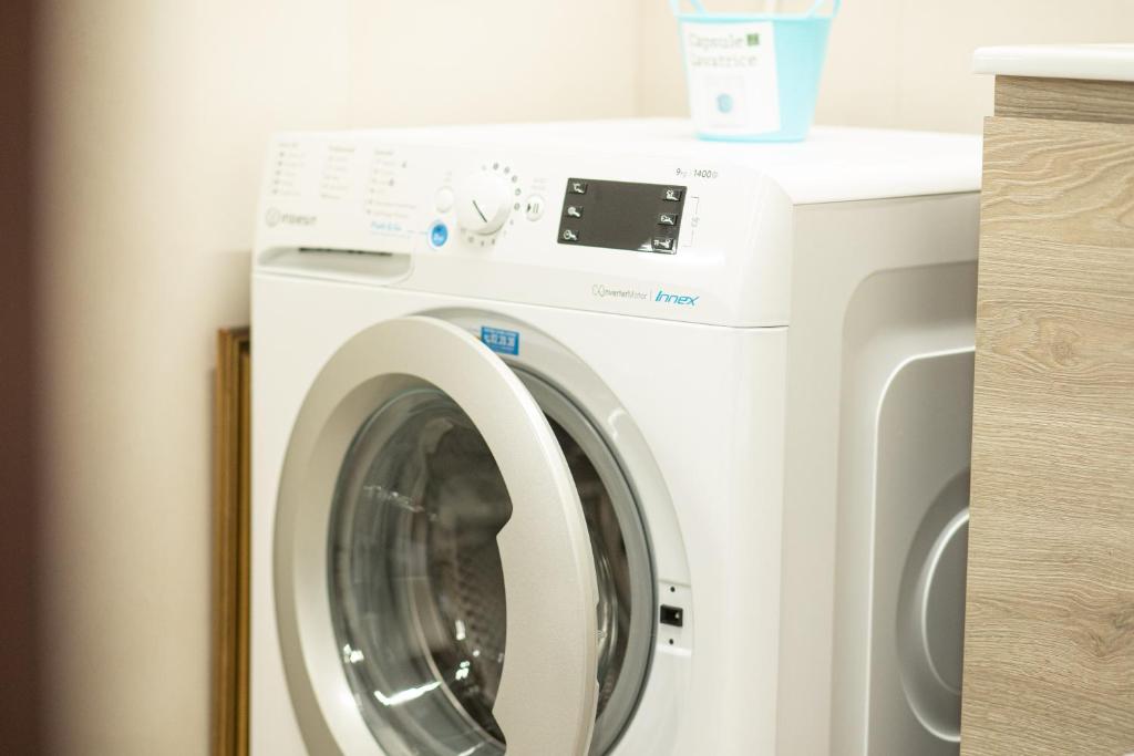 - un lave-linge et un sèche-linge blancs dans la chambre dans l'établissement villa dei cento Pini, à Monteroni di Lecce