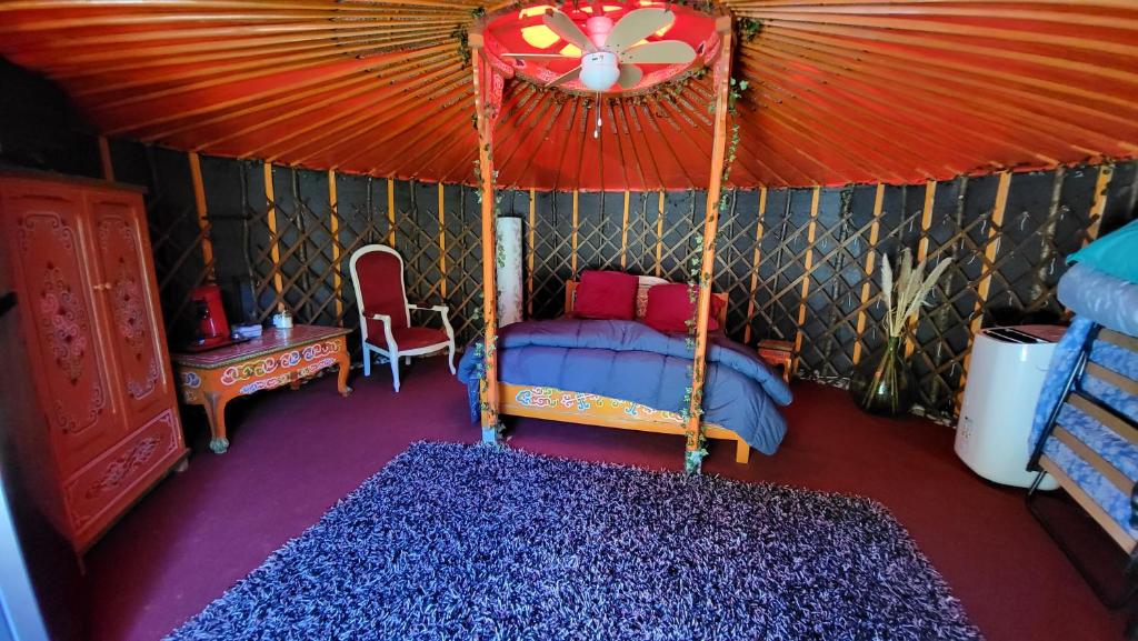 une chambre avec un lit dans une tente dans l'établissement La Yourte, à Vinassan