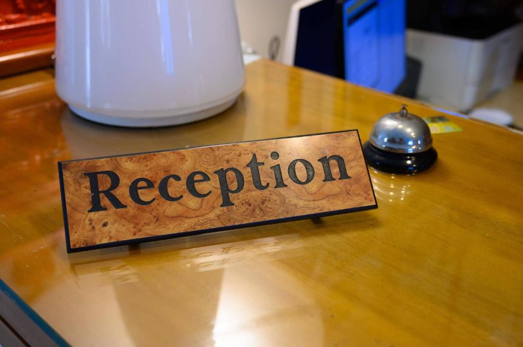 un panneau indiquant la réception assise au-dessus d'une table dans l'établissement Av Club Terme Colella, à Ischia 112 autres photos