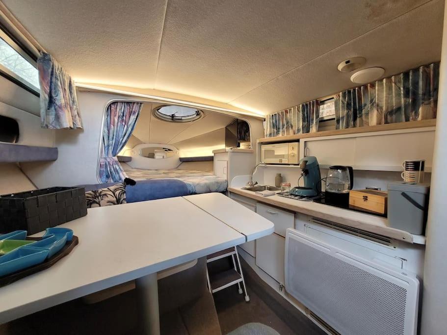 Cette petite chambre dispose d'une cuisine et d'une table. dans l'établissement Bateau sur terre près du bassin, à Capvern
