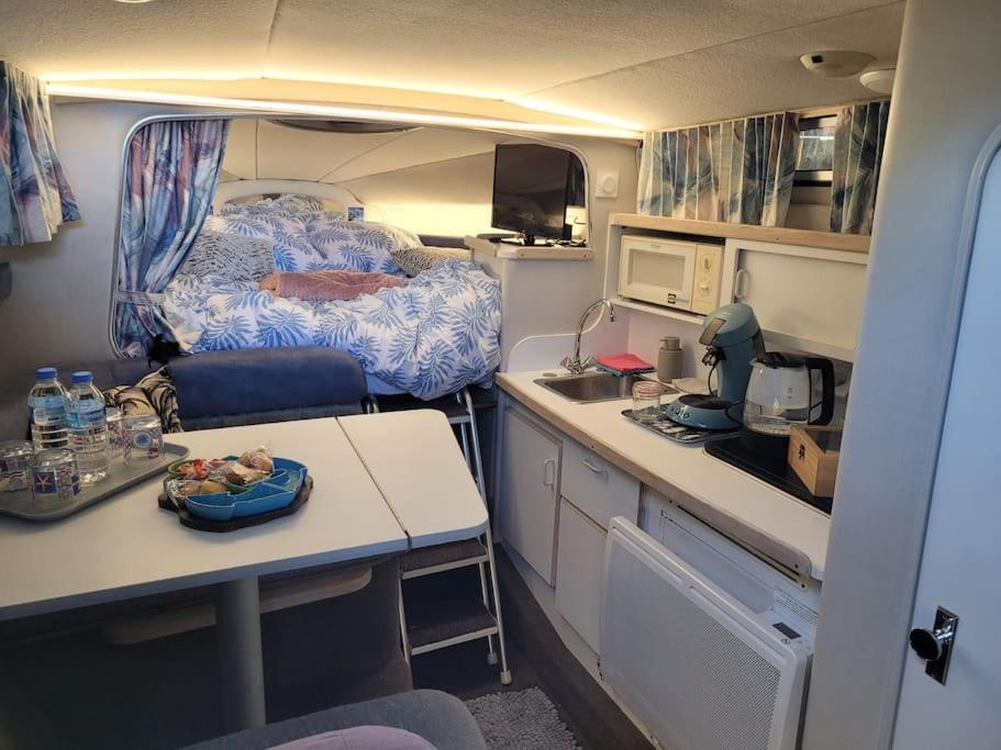 Cette petite caravane comprend une cuisine et un lit. dans l'établissement Bateau sur terre près du bassin, à Capvern 32 autres photos