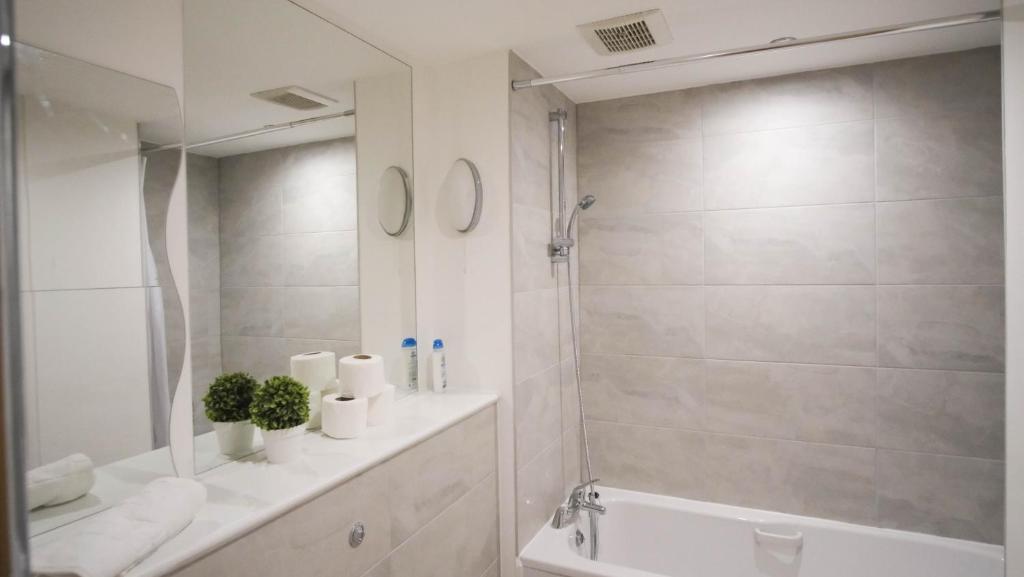 Modern & Premium 2BR 2BA City Center Apartment 3