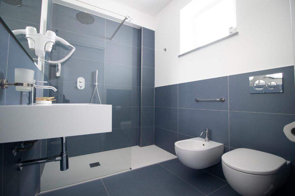 une salle de bain avec des toilettes blanches et un lavabo dans l'établissement Hotel Arte Mare, à San Vito Lo Capo 77 autres photos