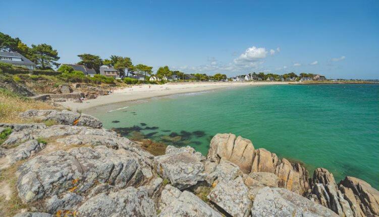 - une vue sur une plage de rochers et l'océan dans l'établissement Mobil home CARNAC, à Carnac
