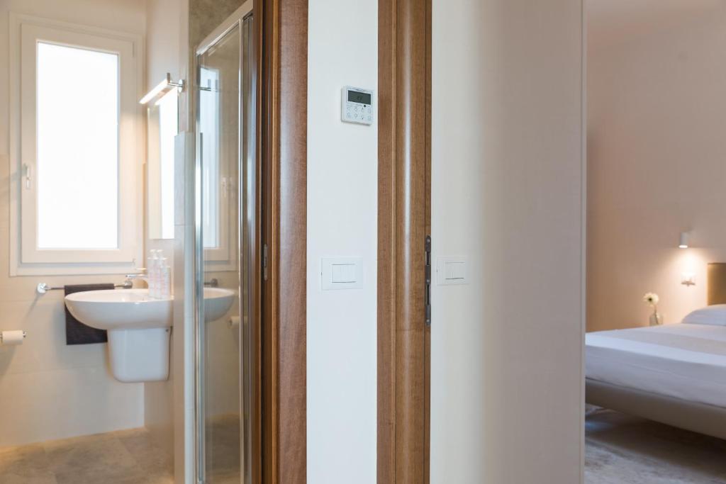une salle de bain avec un lavabo et des toilettes dans l'établissement Charming Villa with Pool by Wonderful Italy, à Ostuni 23 autres photos