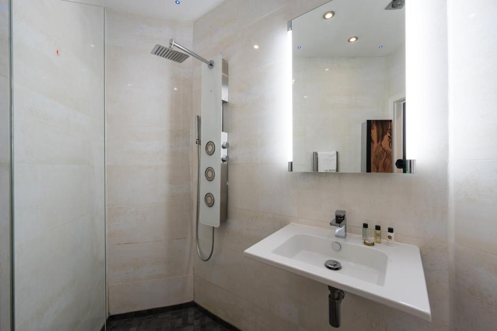 City Retreat, Spacious 4 Bed House, Games Room, Parking, Hot Tub & BBQ 8