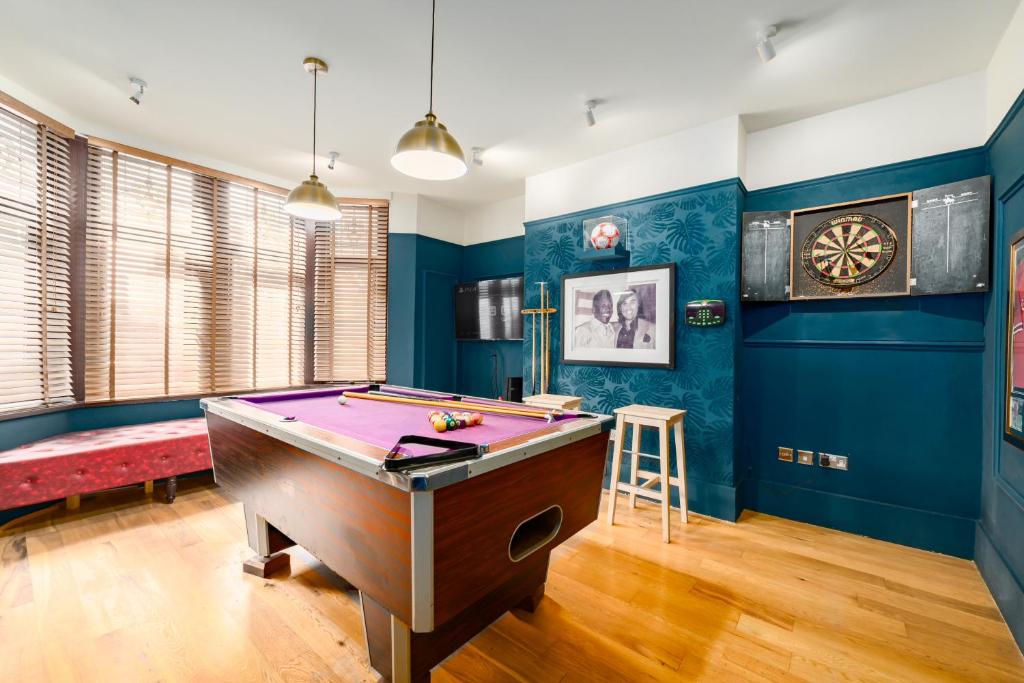 City Retreat, Spacious 4 Bed House, Games Room, Parking, Hot Tub & BBQ 3