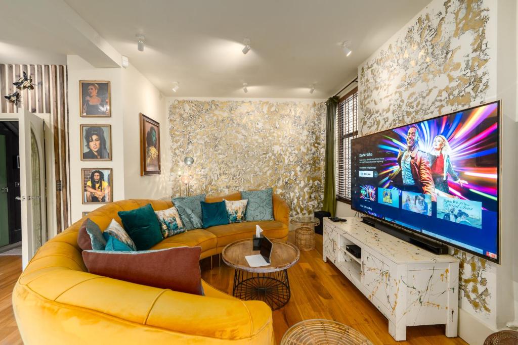 City Retreat, Spacious 4 Bed House, Games Room, Parking, Hot Tub & BBQ 1