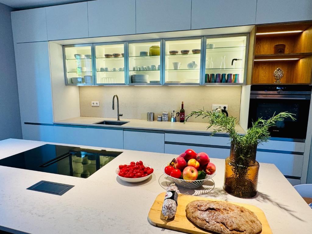 une cuisine avec une table avec une miche de pain et des fruits dans l'établissement Libertas Tuscan Hideaway, à San Sano 57 autres photos