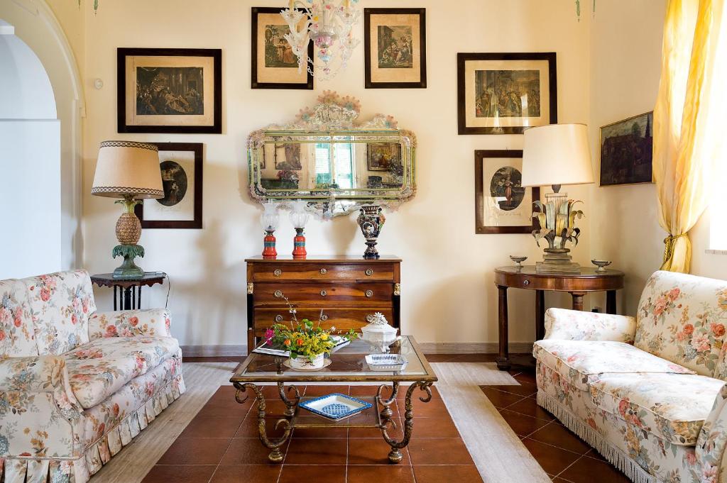 un salon avec un canapé et une table dans l'établissement San Ciro, à Ulmi