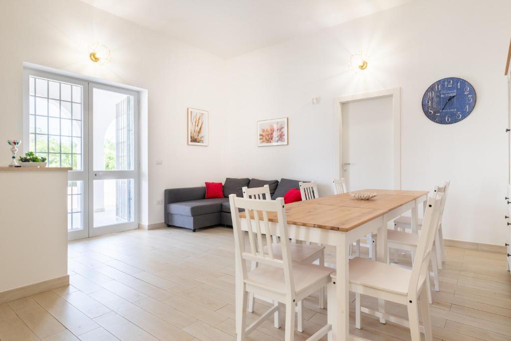une cuisine et une salle à manger avec une table et des chaises dans l'établissement Villa Città Bianca, à Carovigno