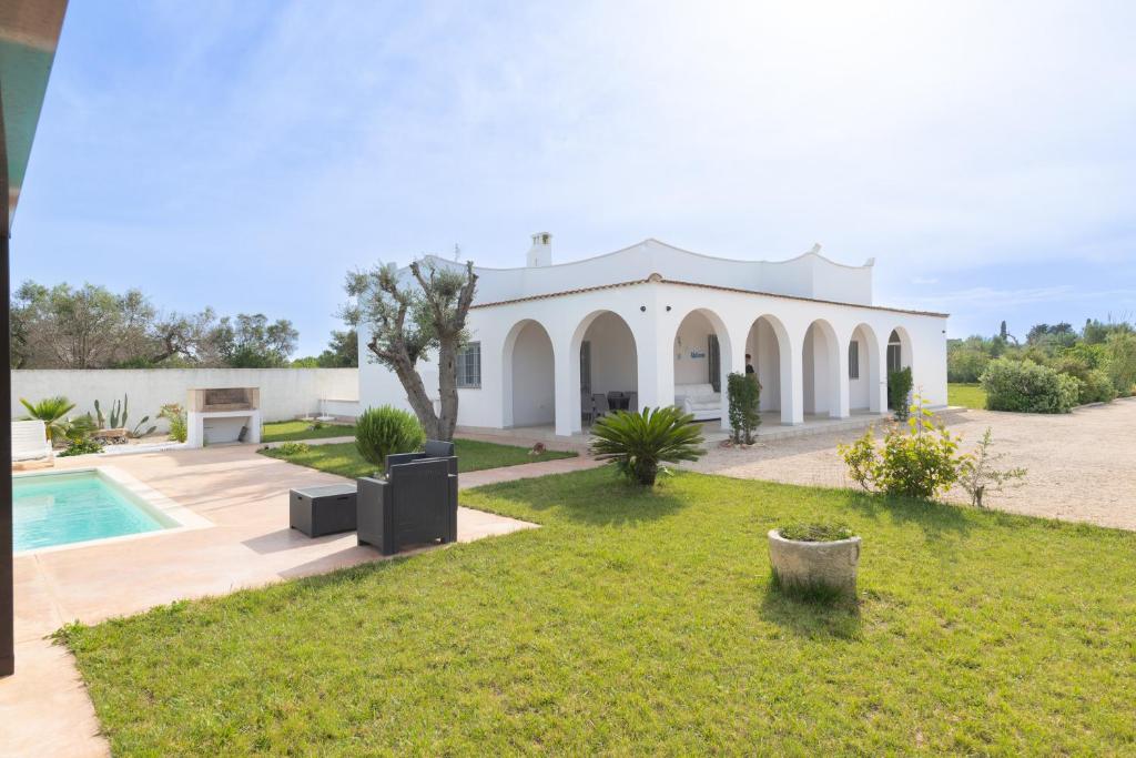 une villa avec une piscine et une cour dans l'établissement Villa Città Bianca, à Carovigno